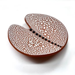 MUSTIA HELMI&Auml; VALKOISELLA LUMPEELLA